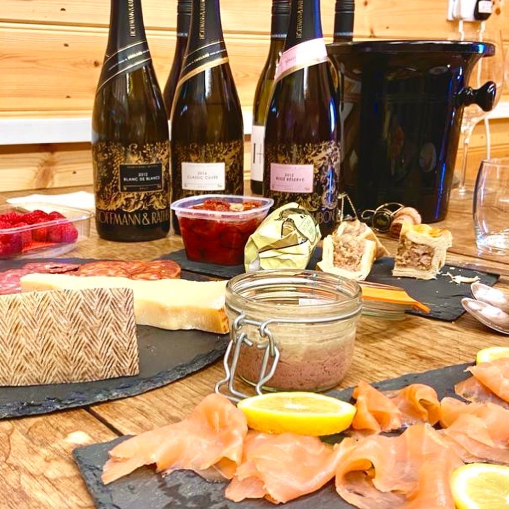 The perfect tour and a tasting at the H&amp;R winery 🥂

A tad chilly, but after some @hoffmannandrathbone English sparkling, paired with some delicious accompaniments, we soon warmed up! #englishwine #lovewine #winetasting