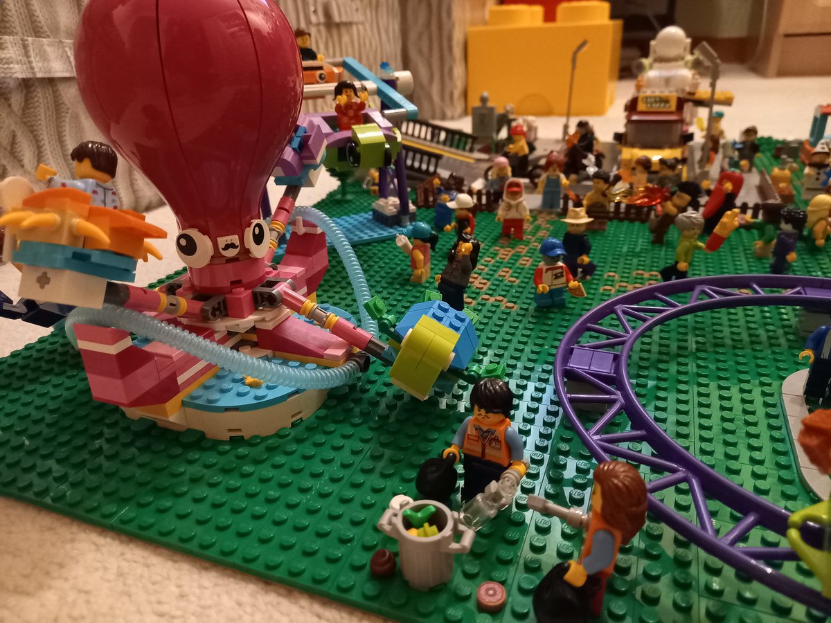 foxyblocks's tweet photo. My fairground is complete! Lots of rides (all move), visitors enjoying the food, face painting, balloon animals and fire breathing. Small cemetery in the top left with a spooky resident. 🎡🎢🎠🍟🍕🔥

#tartanlug
#LEGO https://t.co/hzKrvpk5ZW