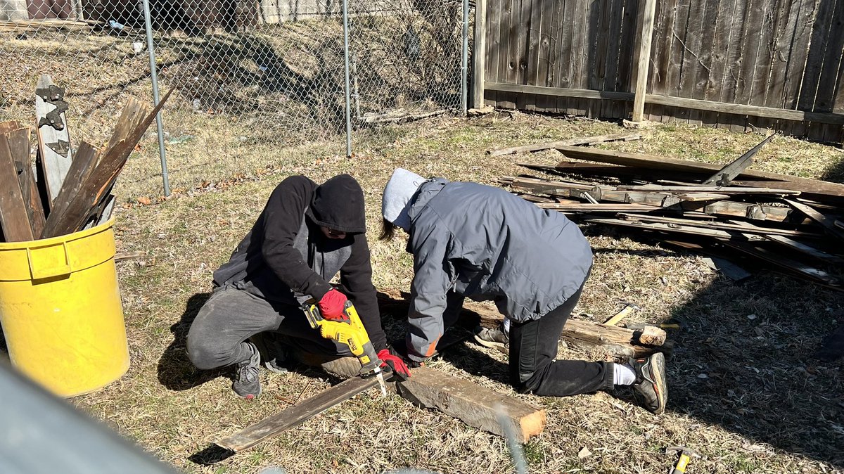 DeSmetJesuitHS's tweet photo. Great to see our #Spartans starting off their #SpringBreak by helping out at @grand_north #Men4Others #AMDG #SolomonProject https://t.co/UoZFRITNYK