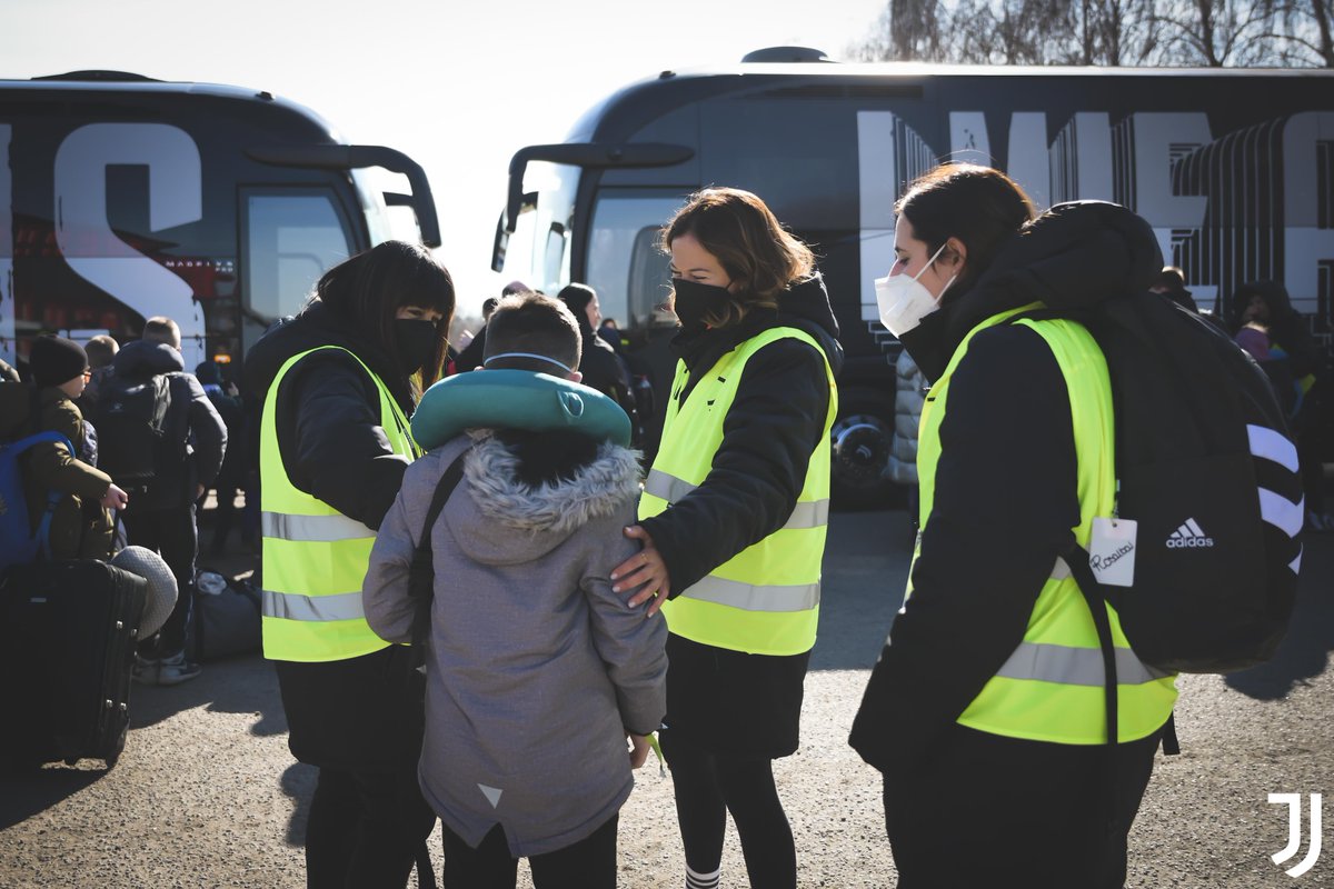 juventusfc's tweet photo. Una mano tesa verso chi sta soffrendo per la guerra.
Un viaggio per consegnare cibo, medicine e indumenti.
80 persone portate in salvo in Italia.

https://t.co/Of0SdjRFOW https://t.co/CFDsV3rdTB
