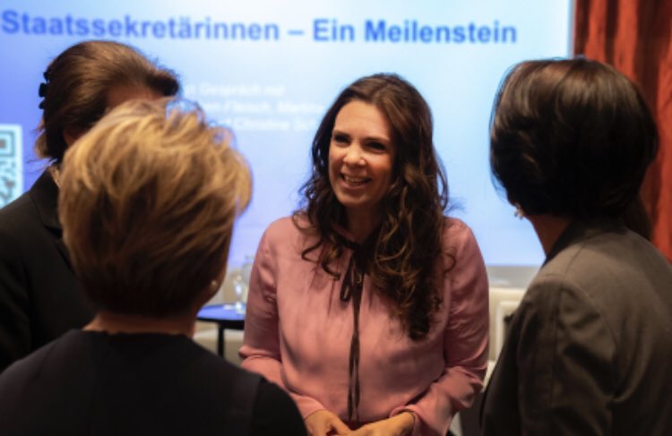 swiss_women's tweet photo. Unique moment and historic milestone: this week we welcomed all 5 #Swiss🇨🇭 State Secretaries to discuss #Ukraine and #genderequality #leadership
Very inspired by these amazing #womenleaders ! 💪👏
#InternationalWomensDay2022 

Photo credits: EDA https://t.co/l5UYBH4sj9