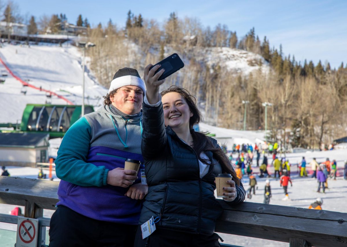 IAmASnowSeeker's tweet photo. Football or figure skating: which sets you up better to ski?
Emily & Ellio gave it a try at @SnowValleySki.
See what happens in this #SkiNorthAB experiment➡️ https://t.co/WK7AAF41sg
📷 @plavoieimages / #SnowSeekers
#SVMemoryMakers #SnowValleyYEG #explorealberta
@wilderxness https://t.co/WaH135DDIu