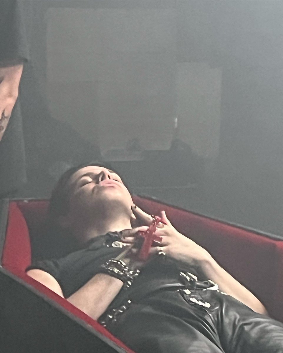 comfortbhc's tweet photo. me whenever yungblud posts a selfie https://t.co/f0dhEA49i4