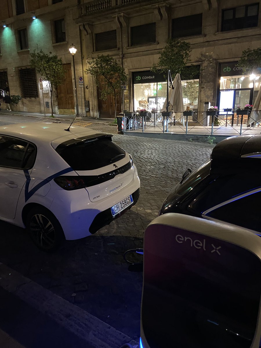 ivanonthemove's tweet photo. @ShareNow_global @comuneroma @PLRomaCapitale siamo alle solite… auto in sharing messa a cavolo su posto #autoelettriche. Per ricaricare l’auto ho dovuto metterla al contrario… roma via Barberini ore 21… #eorabasta https://t.co/6eQRotPRmo