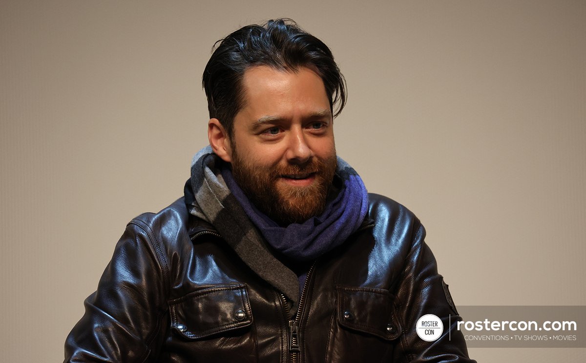 RosterCon's tweet photo. #TLC4 - Les photos des panels de Richard Rankin & Maria Doyle Kennedy sont disponibles // Photos of Richard Rankin & Maria Doyle Kennedy's solo panels are available https://t.co/UAH1dPsNmP #Outlander #LandCon4 https://t.co/r6gM0Tq893
