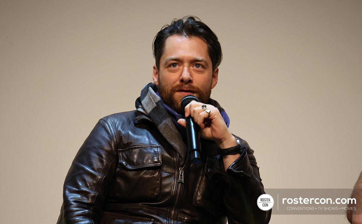 RosterCon's tweet photo. #TLC4 - Les photos des panels de Richard Rankin & Maria Doyle Kennedy sont disponibles // Photos of Richard Rankin & Maria Doyle Kennedy's solo panels are available https://t.co/UAH1dPsNmP #Outlander #LandCon4 https://t.co/r6gM0Tq893