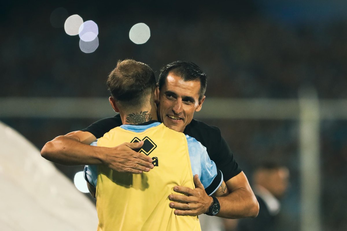 jor_santamaria's tweet photo. Para los que desesperan por el toque atrás para volver a empezar por la otra banda, deberían tener en cuenta que el DT le pide eso a sus jugadores. Es una de las formas de abrir y generar espacios ante equipos que vienen a cerrarse. Farré pos partido destacó el juego de #Belgrano https://t.co/epfRRqX0wq