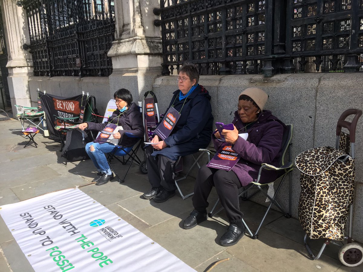 beyondfft's tweet image. @LaudatoSiMvmt #standwiththepope #standuptofossilfuels #Beyondfft @CatholicClimate @CClimateAction @beyondfft vigil @UKParliament