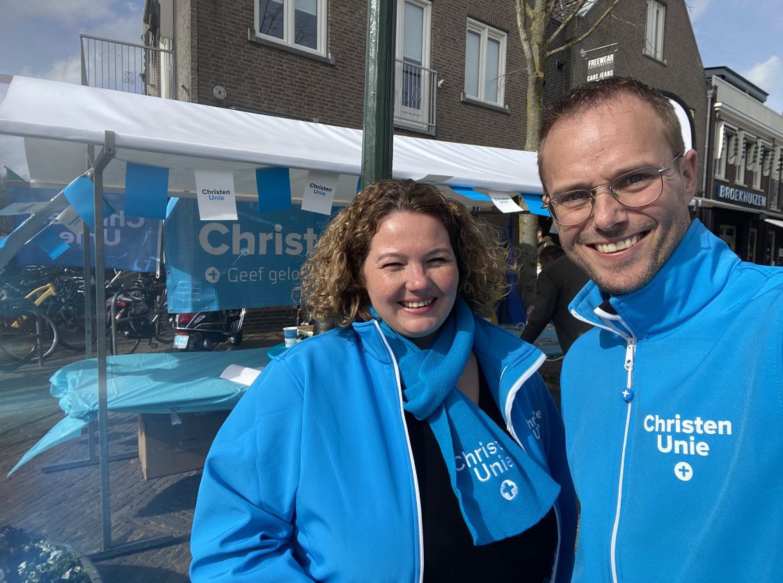 AlmaBroekmaat's tweet photo. Vandaag weer een lekkere volle campagnedag met: 

✍🏻 Ondertekening #woonmanifest 
🐠 plaatsing vissenkunstwerk
💙 veel gesprekken op de markt
🍻 borrel met ons superteam

#gr2022 #ChristenUnie #bunschoten #oogvoorelkaar https://t.co/ZIHcAe2EaA