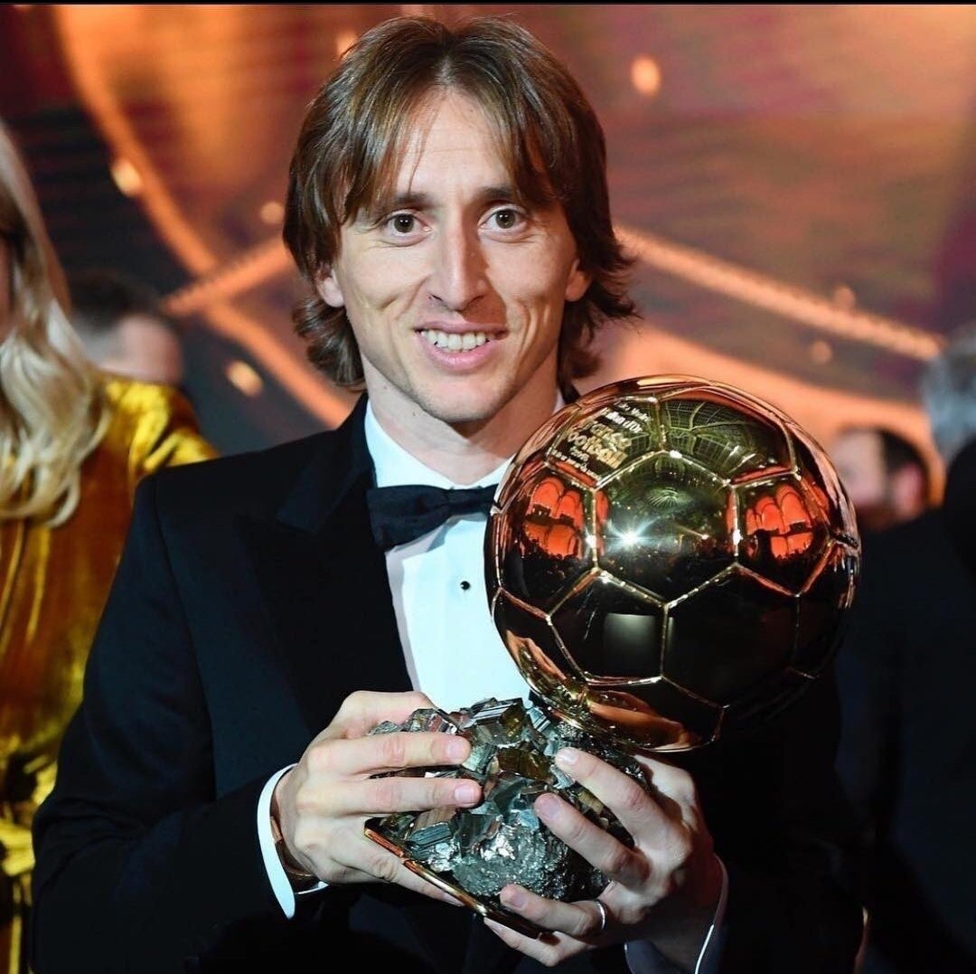 Модрич получил мяч. Luka modric ballon d'or. Модрич получил мяч. Luka modric золотой мяч. Модрич золотой мяч.