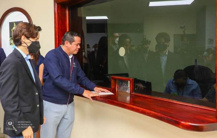 cm5351865's tweet photo. #11MedidasAnteLaInflación | Funcionarios que integran el Gabinete de Crisis entregaron, hoy, cinco iniciativas de ley en la Asamblea Legislativa, en el marco de las 11 medidas antiinflación económica que el Presidente Nayib Bukele anunció. https://t.co/xv5gVXpUI9