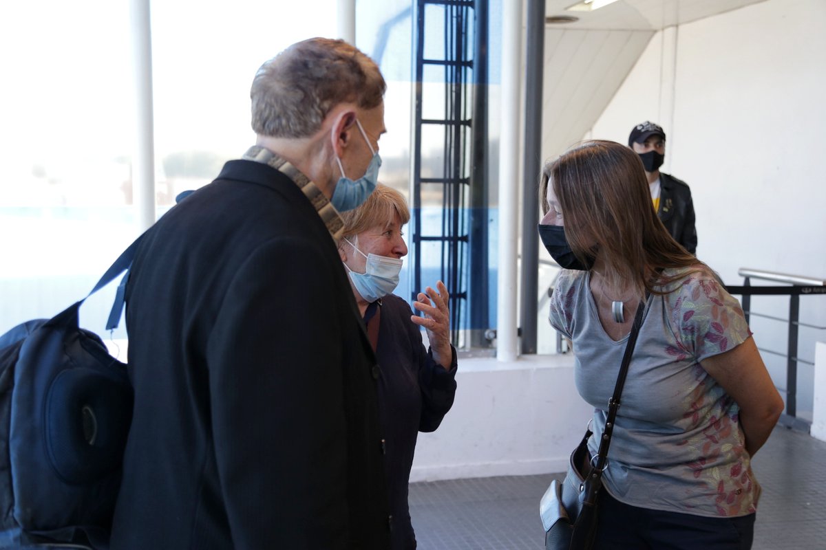 CascosBlancos's tweet image. Tras la primera etapa de nuestra misión humanitaria, recibimos al grupo al que asistimos en Polonia. Quienes llegaron hoy a la Argentina son las cinco familias que solicitaron regresar al país. Humanitarios y solidarios, confiamos en la paz y en la ayuda para todas y todos.