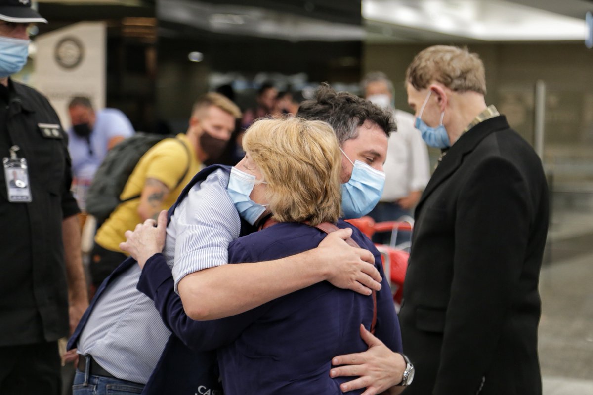 CascosBlancos's tweet image. Tras la primera etapa de nuestra misión humanitaria, recibimos al grupo al que asistimos en Polonia. Quienes llegaron hoy a la Argentina son las cinco familias que solicitaron regresar al país. Humanitarios y solidarios, confiamos en la paz y en la ayuda para todas y todos.