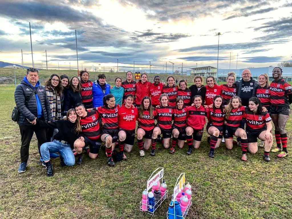 MarleneAdams04's tweet photo. Oh what a wonderful experience, First Game done and dusted 24-21 Victory against a very good @launicaneskak Team, gracias por un buen partido 

Kudos to my co-saffa @_mazandisi_ for scoring two tries on her debut... 

Gran victoria Neskak !!! https://t.co/dVq2HM9XJc