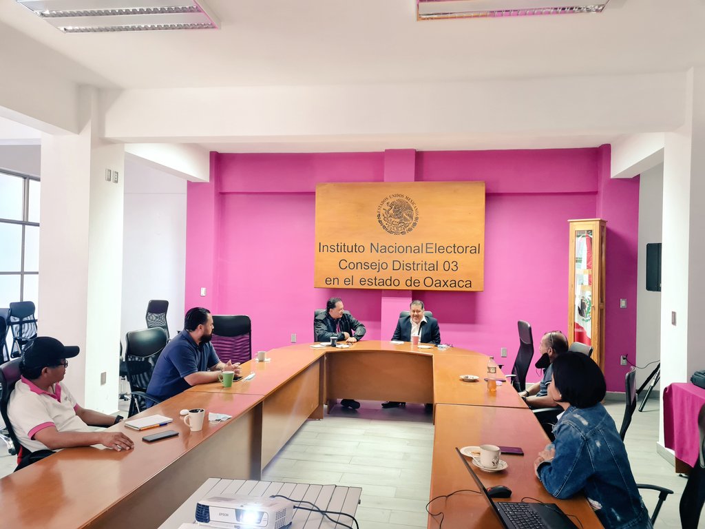 INE_Oaxaca's tweet photo. Se realiza reunión de seguimiento al Proceso Electoral Local Ordinario 2021-2022,  Proceso Electoral Local Extraordinario 2022 y Revocación de Mandato 2022, en la Junta Distrital 03, H. C. Huajuapan de León, con la presencia de la y los vocales distritales. 🗳 https://t.co/HpQYFMjVak