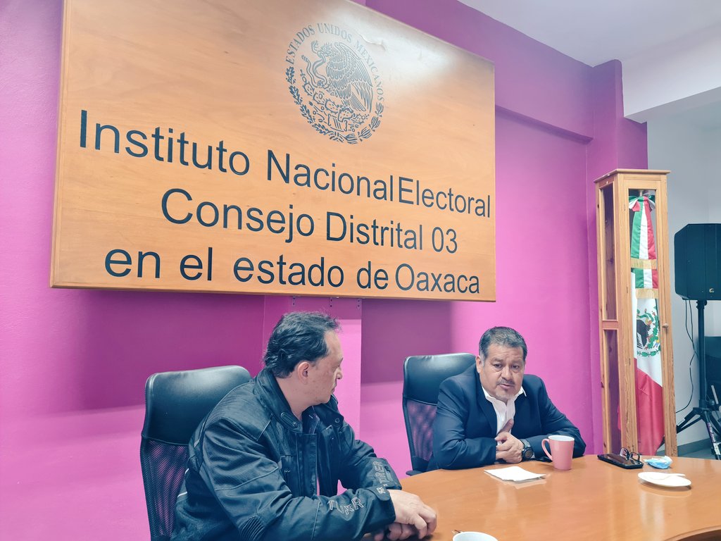 INE_Oaxaca's tweet photo. Se realiza reunión de seguimiento al Proceso Electoral Local Ordinario 2021-2022,  Proceso Electoral Local Extraordinario 2022 y Revocación de Mandato 2022, en la Junta Distrital 03, H. C. Huajuapan de León, con la presencia de la y los vocales distritales. 🗳 https://t.co/HpQYFMjVak