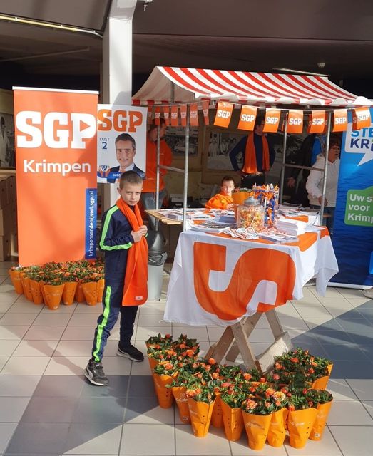 Vandaag stond ons campagneteam op de verkiezingsmarkt in Winkelcentrum Crimpenhof. Ca. 500 oranje roosjes zijn uitgedeeld aan belangstellenden, aangevuld met flyers en het SGP-magazine.
IN GOEDE HANDEN
#gr22 #GR2022