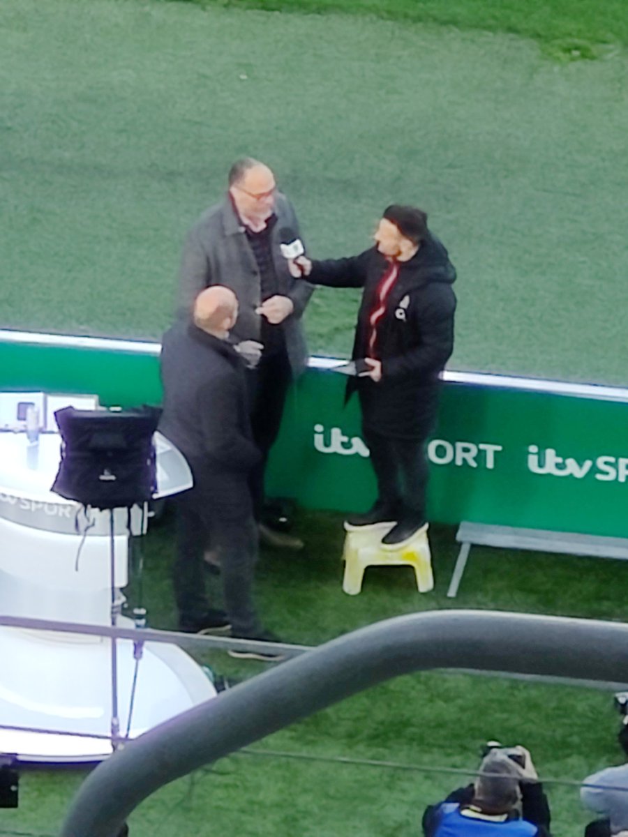 Surely this needs a mention on the pod??
DC standing on a box to interview Bafes! 🤣😁🤣😁🤣😁 @chjones9 <a href="/ugomonye/">Ugo Monye</a> <a href="/dannycare/">Danny Care</a>