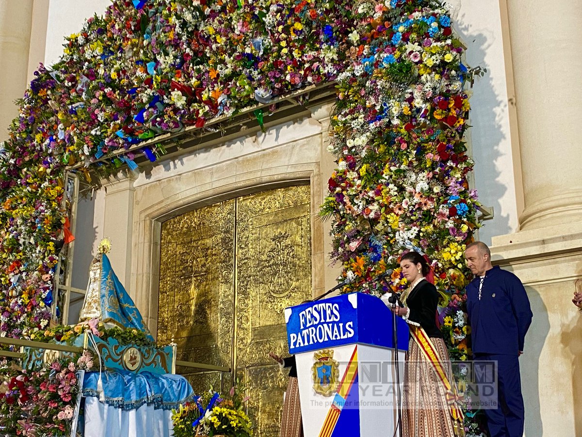 IrenaInBenidorm's tweet photo. Flower offering this evening - the front of the church decorated with fresh 🌺🌸🌼 Looks and smells fabulous… go and look if you are here this week #benidorm #floweroffering #festespatronales https://t.co/VABixyQOl0