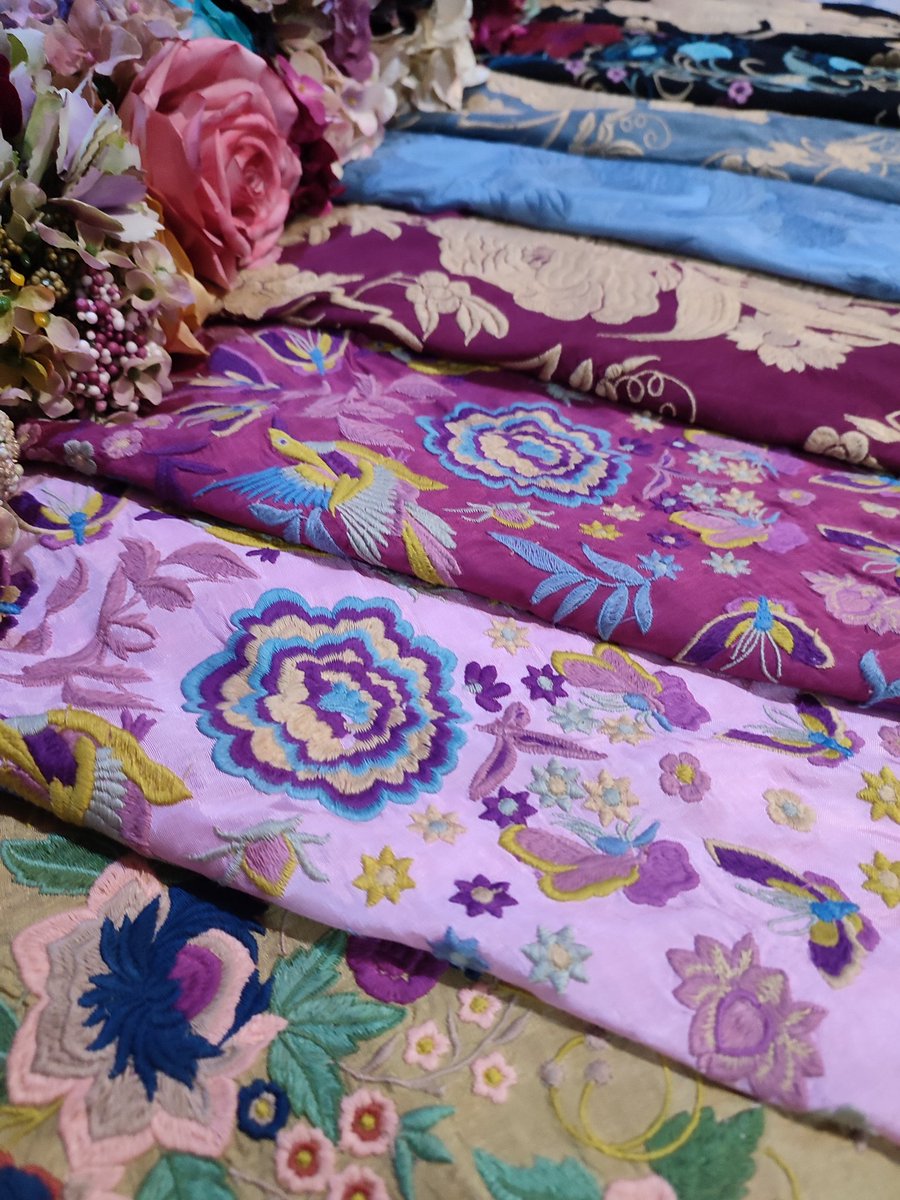 Veybel_'s tweet photo. Os esperamos mañana en El Gran Soho Alameda, no puedes dejar de visitarnos y ver nuestra colección de mantones, complementos y flores para flamenca 💃⚘

#Flamenca #complementosflamenca #feria #artesania #veybel https://t.co/HgSXOSVqGz
