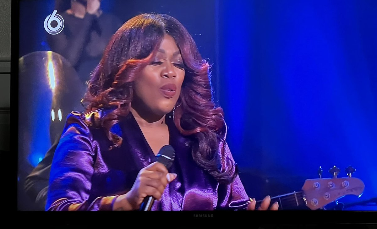 baara_a's tweet photo. Ik vind #bergetlewis geweldig! En ben zo blij dat ze Glennis niet hebben gevraagd hiervoor. Deze vrouw mag wat meer op de tv komen. Geweldige stem maar zo’n geweldige power vrouw 💪
#HazesIsDeBasis #hidb https://t.co/6xYrLXO8dq