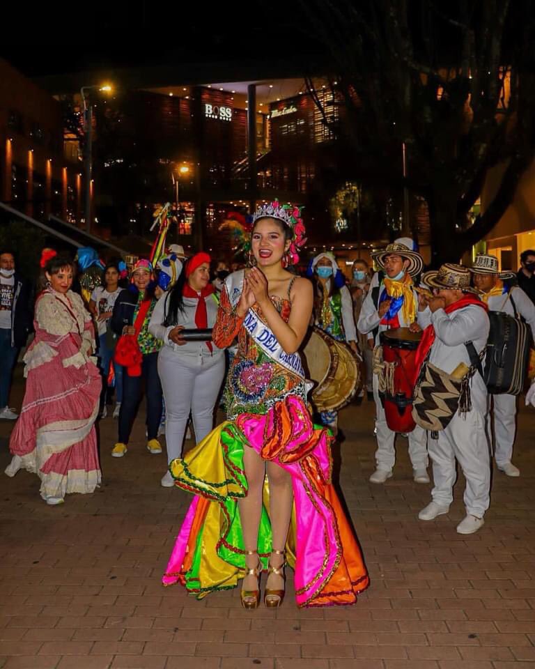 AcibaBogota's tweet photo. @lindaolivella16 Reina del Carnaval de @Carnaval_SA en Bogotà recorriendo la zona T invitando a todos a @alcaldiabquilla del 26 al 29 de marzo https://t.co/IUvd4DYuEa