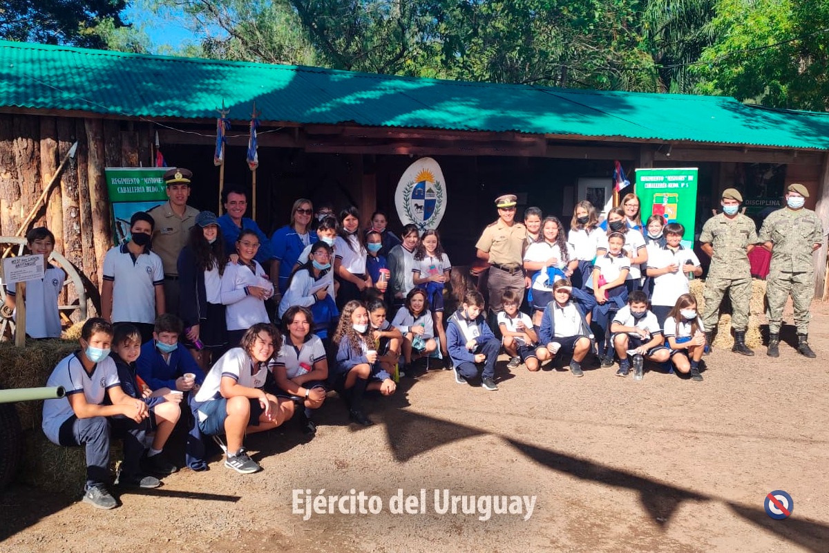 EjercitoUy's tweet photo. El Ejército Nacional participa de la 35ª edición de la #PatriaGaucha en #Tacuarembó. Representado por Jinetes, Charanga del #Blandengues, cadetes de la @EscuelaMilitarUy, alumnos del @LiceoMilitarUy y alumnos del #CENAFRE. #LaFuerzadeTodos https://t.co/SdLLGPWElr