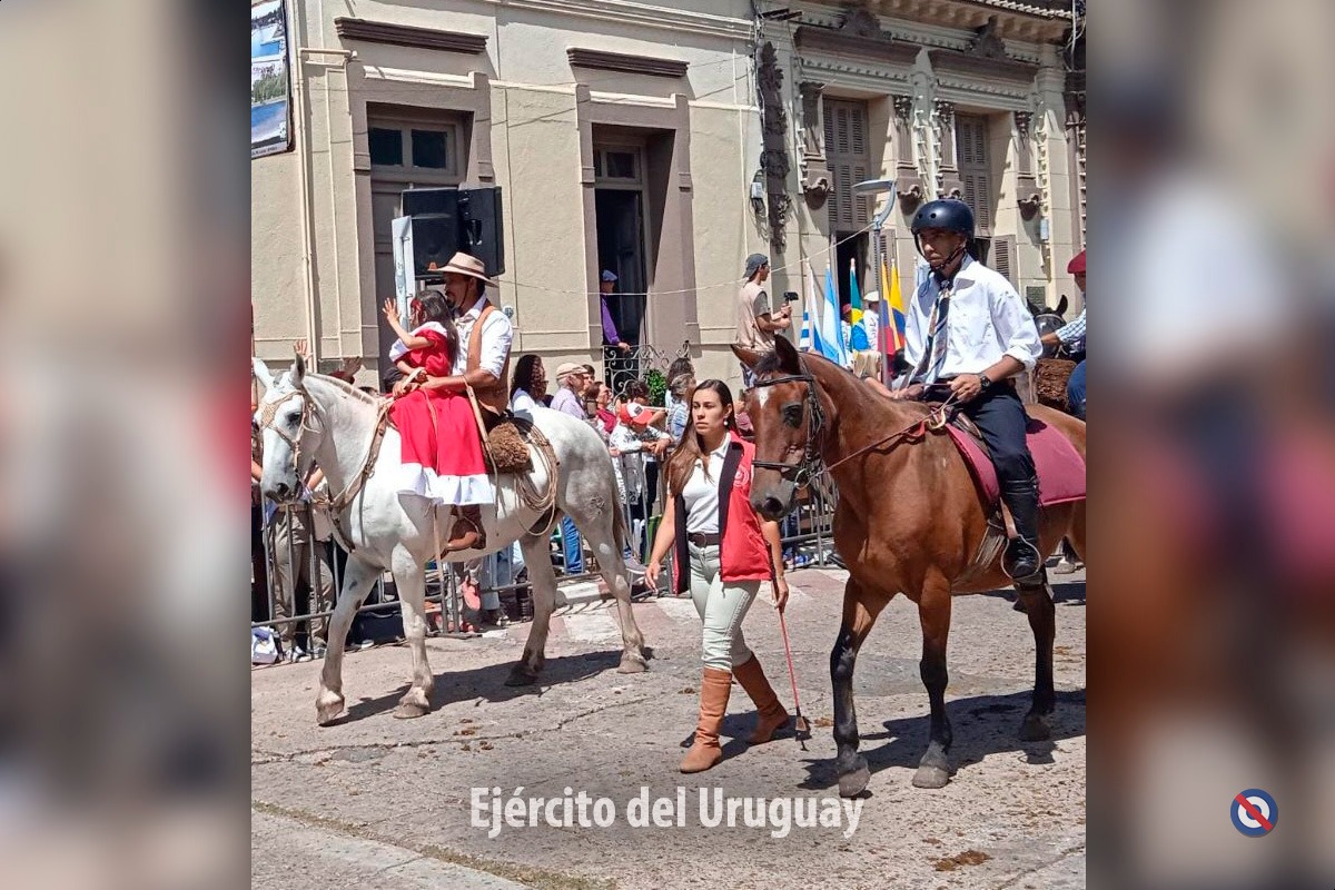 EjercitoUy's tweet photo. El Ejército Nacional participa de la 35ª edición de la #PatriaGaucha en #Tacuarembó. Representado por Jinetes, Charanga del #Blandengues, cadetes de la @EscuelaMilitarUy, alumnos del @LiceoMilitarUy y alumnos del #CENAFRE. #LaFuerzadeTodos https://t.co/SdLLGPWElr