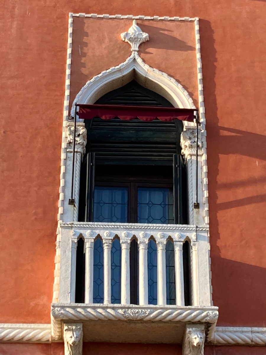artmarcollage's tweet photo. Wonderful architecture that has #stoodthetestoftime. #Mediterraneancolours. #beautifulcity #architecture #alwayslookup https://t.co/c7GyTMinnx