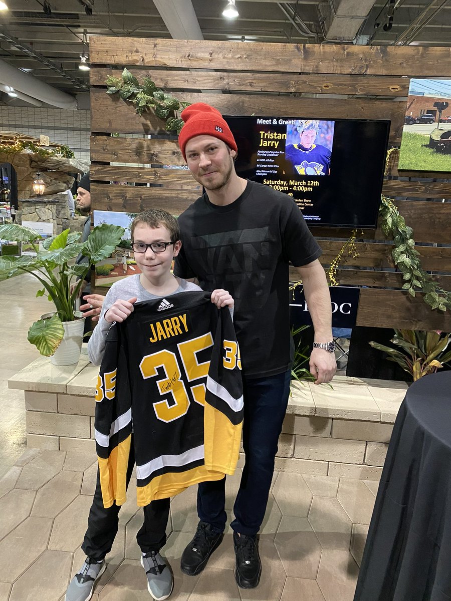 mlbower80's tweet image. Patrick met his favorite @penguins player 💛🖤