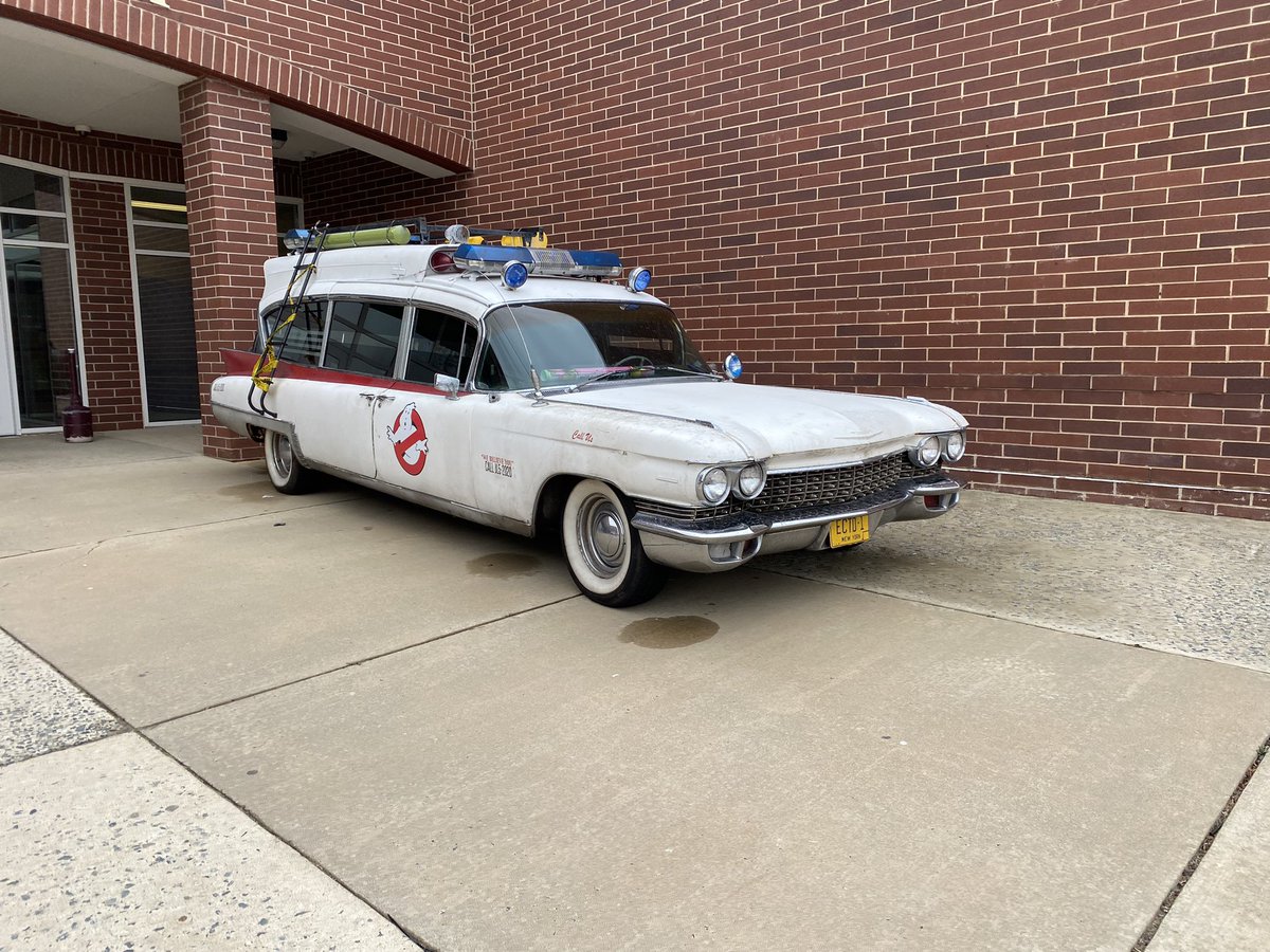 LeighAnnHAuthor's tweet photo. Double score: we saw the Ghostbusters car!!
Have you been to a Comic Con? Tell me all about it in the comments!
#comiccon #galacticcon #havingfun #costumesgalore #youllpokeyoureyeout #ghostbusters #whoyougonnacall https://t.co/TxM0X5ZIhW