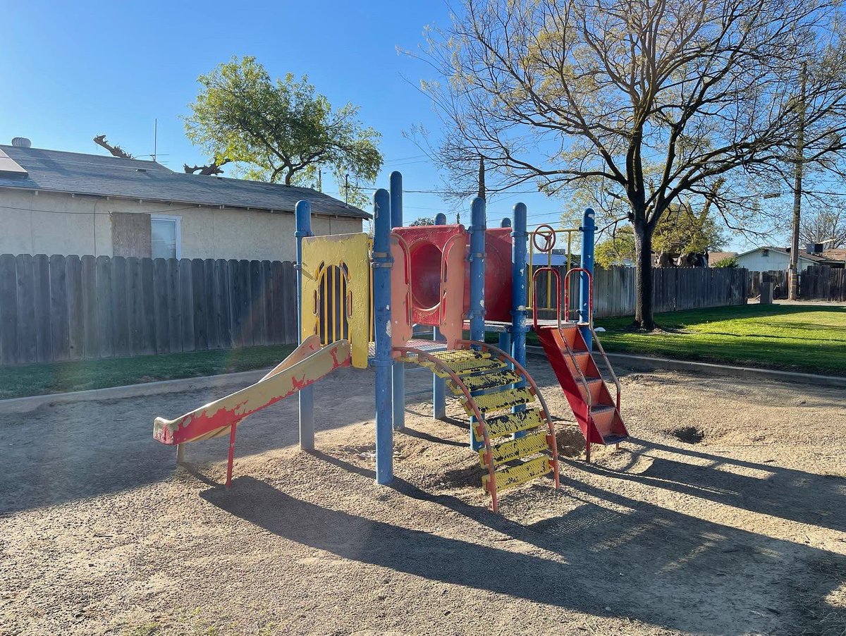 MercedYouth's tweet photo. Today was our Love Veasley Family Park Cleanup! Thank you to all our volunteers who helped us paint this lovely neighborhood park! https://t.co/pQynlRFdLZ