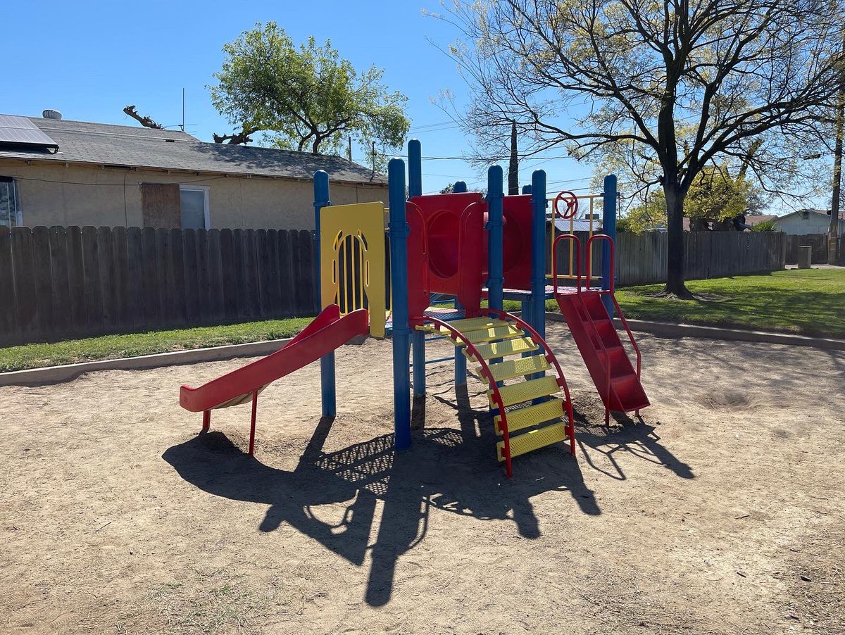 MercedYouth's tweet photo. Today was our Love Veasley Family Park Cleanup! Thank you to all our volunteers who helped us paint this lovely neighborhood park! https://t.co/pQynlRFdLZ