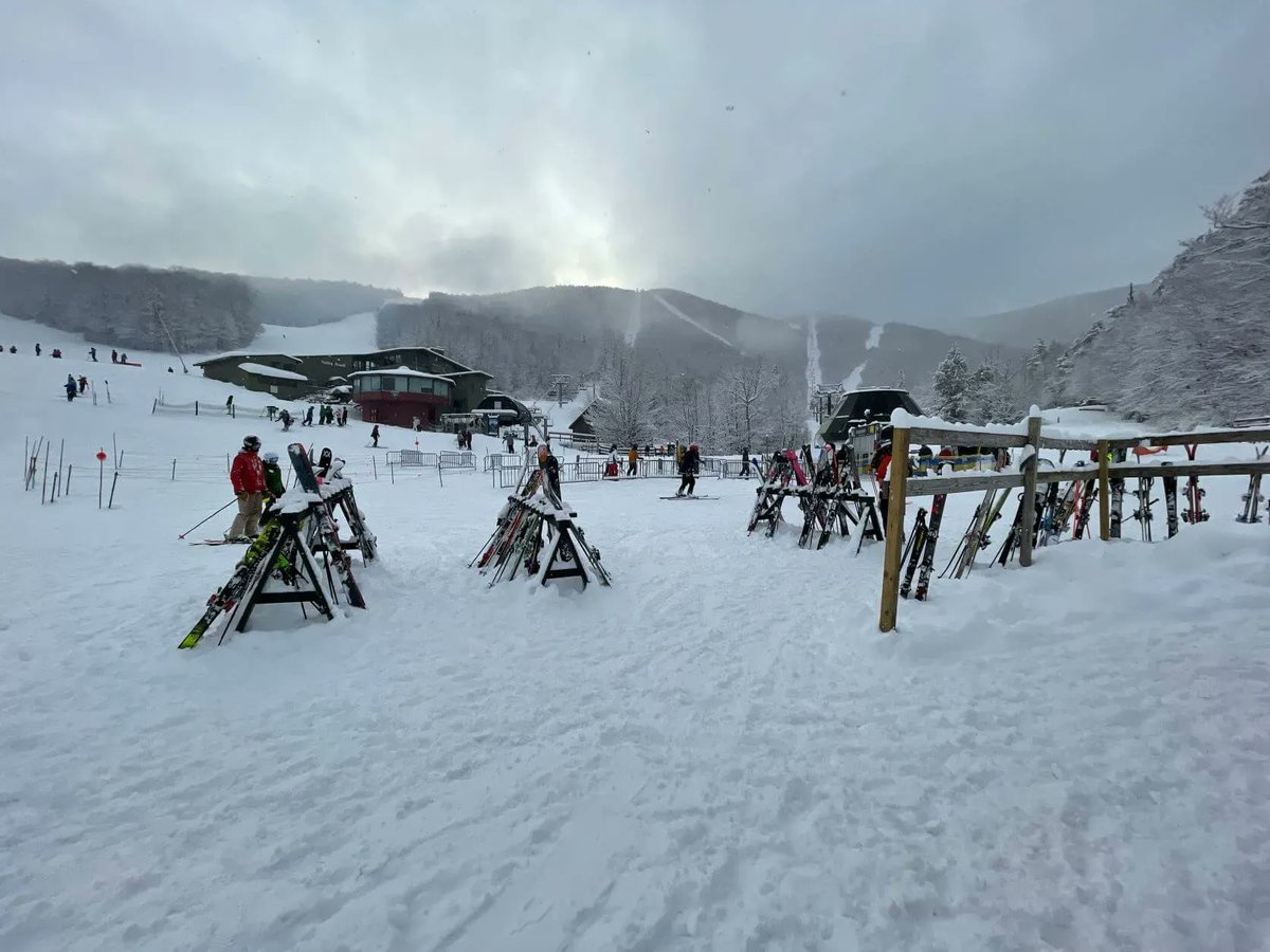 Nikkilee717's tweet photo. Sugarbush Mountain is getting pounded with snow right now! Powder day anyone? If you're heading to Sugarbush, make sure to check out these places for good food and craft beer. https://t.co/q9WsyRnbkH https://t.co/1oeoe0VF2H