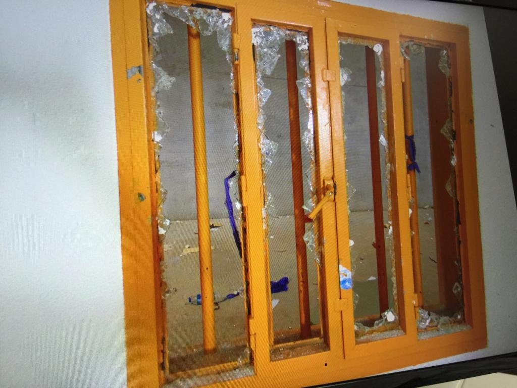 EnekoCarazoTVE's tweet photo. Según fuentes penitenciarias, internos de primer grado del Centro Penitenciario Juan Grande #LasPalmas han destrozado las celdas de su galería.
Algunas imágenes⬇️⬇️ @prisionesSOS https://t.co/JuVql14bS4