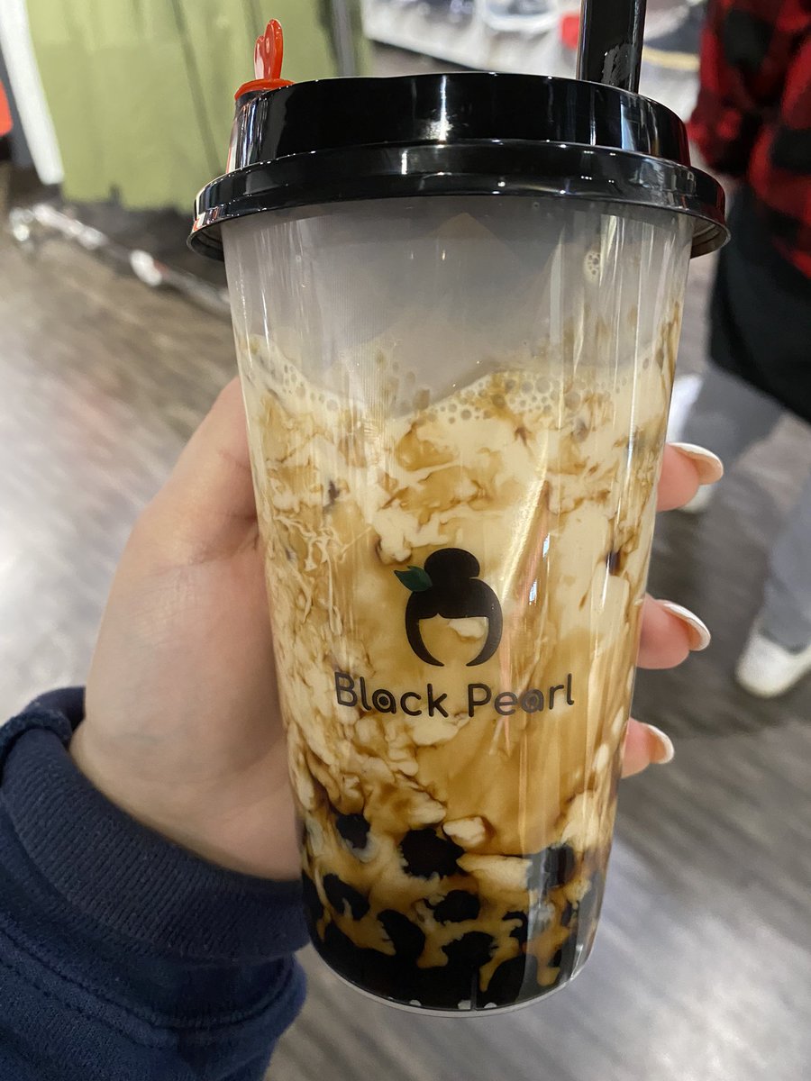 yogbowI's tweet photo. pearl milk tea + my brothers strawberry cheesecake https://t.co/SGnJkiLWyI