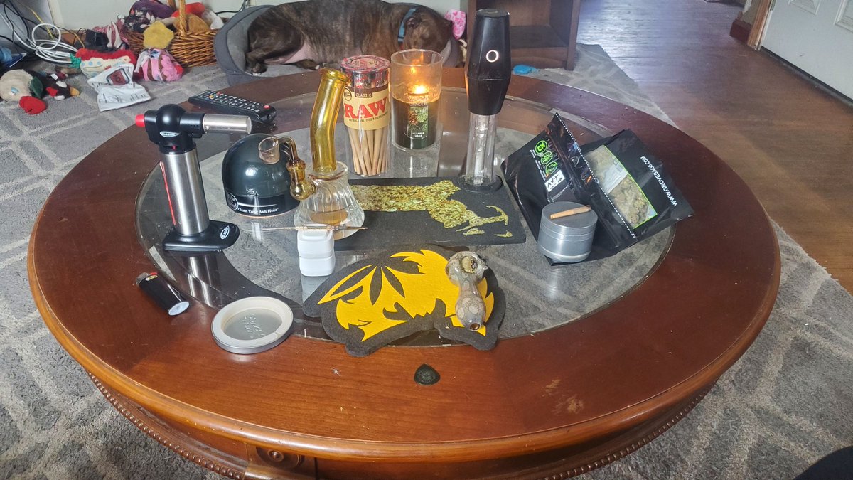 six_tical's tweet image. My workstation for the foreseeable future.  Thank you'z go out to @SativaShower @RAWLIFE247 @bananabros_llc @PokeABowl @buytical @ticalofficial @treeshurts @TheYankeeCandle @grovebags @theorywellness for making my afternoon smooth.  #growyourown #AVT #AlienVsTriangle