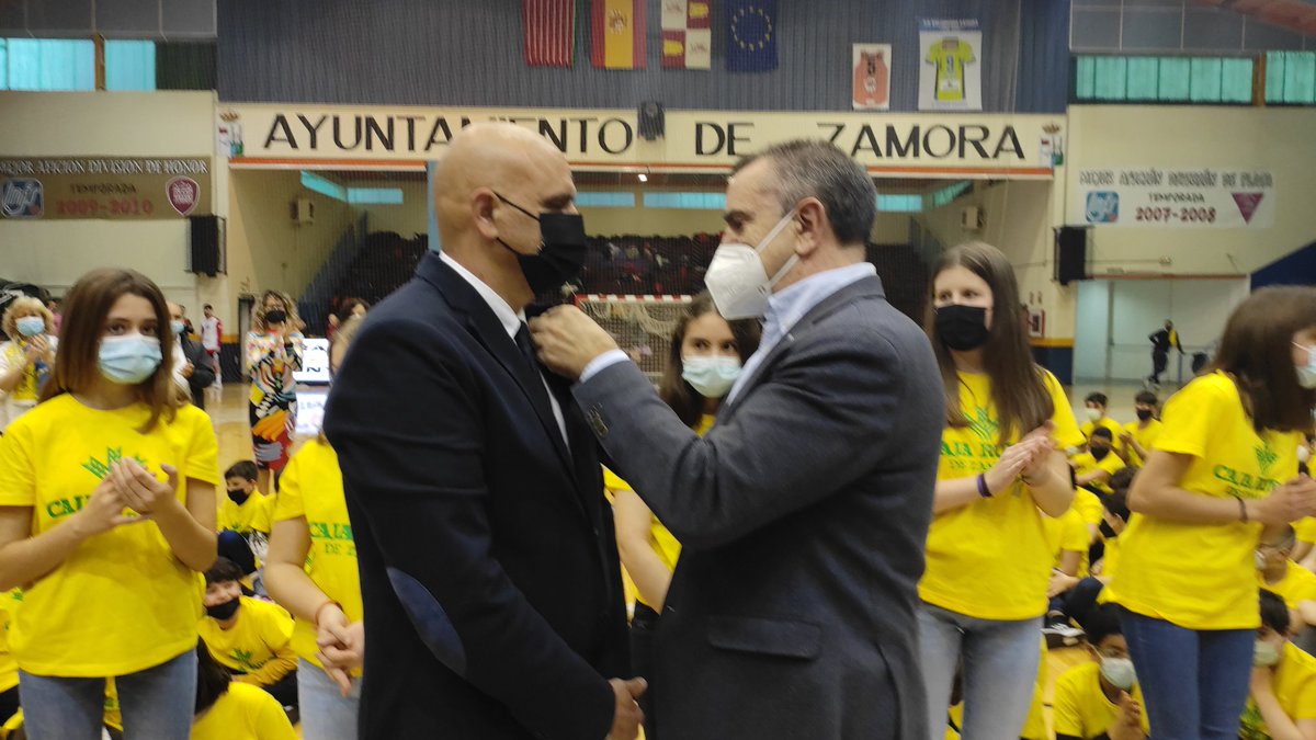 BalonmanoZamora's tweet photo. 📸 𝐅𝐎𝐓𝐎 𝐃𝐄 𝐋𝐀 𝐄𝐒𝐂𝐔𝐄𝐋𝐀 𝐁𝐀𝐋𝐎𝐍𝐌𝐀𝐍𝐎 𝐙𝐀𝐌𝐎𝐑𝐀 𝟐𝟎𝟐𝟏/𝟐𝟎𝟐𝟐, ✅.

🪙 𝐈𝐍𝐒𝐈𝐆𝐍𝐈𝐀 𝐃𝐄 𝐎𝐑𝐎 𝐃𝐄𝐋 𝐂𝐋𝐔𝐁 𝐀 𝐉𝐎𝐒𝐄 𝐀𝐍𝐓𝐎𝐍𝐈𝐎 𝐐𝐔𝐈𝐍𝐓𝐀𝐍𝐀, 𝐏𝐑𝐄𝐒𝐈𝐃𝐄𝐍𝐓𝐄 𝐃𝐄 𝐇𝐎𝐍𝐎𝐑, ✅.

💚 𝐆𝐫𝐚𝐜𝐢𝐚𝐬, 💝 #FamiliaBalonmanoZamora. 💙 https://t.co/VE53pltM5T