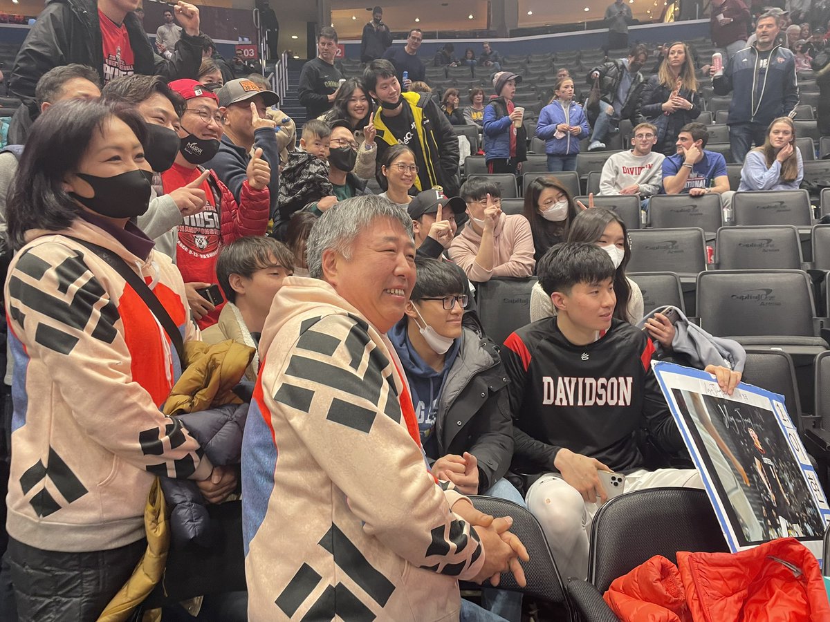 BelkReport's tweet photo. Following Davidson’s A-10 Tournament semi-final victory, Hyunjung Lee stayed around to take pictures with about three dozen Korean and Korean-American fans. 

This is why I love Davidson basketball. Class acts on and off the court. https://t.co/jcZukOkjSx