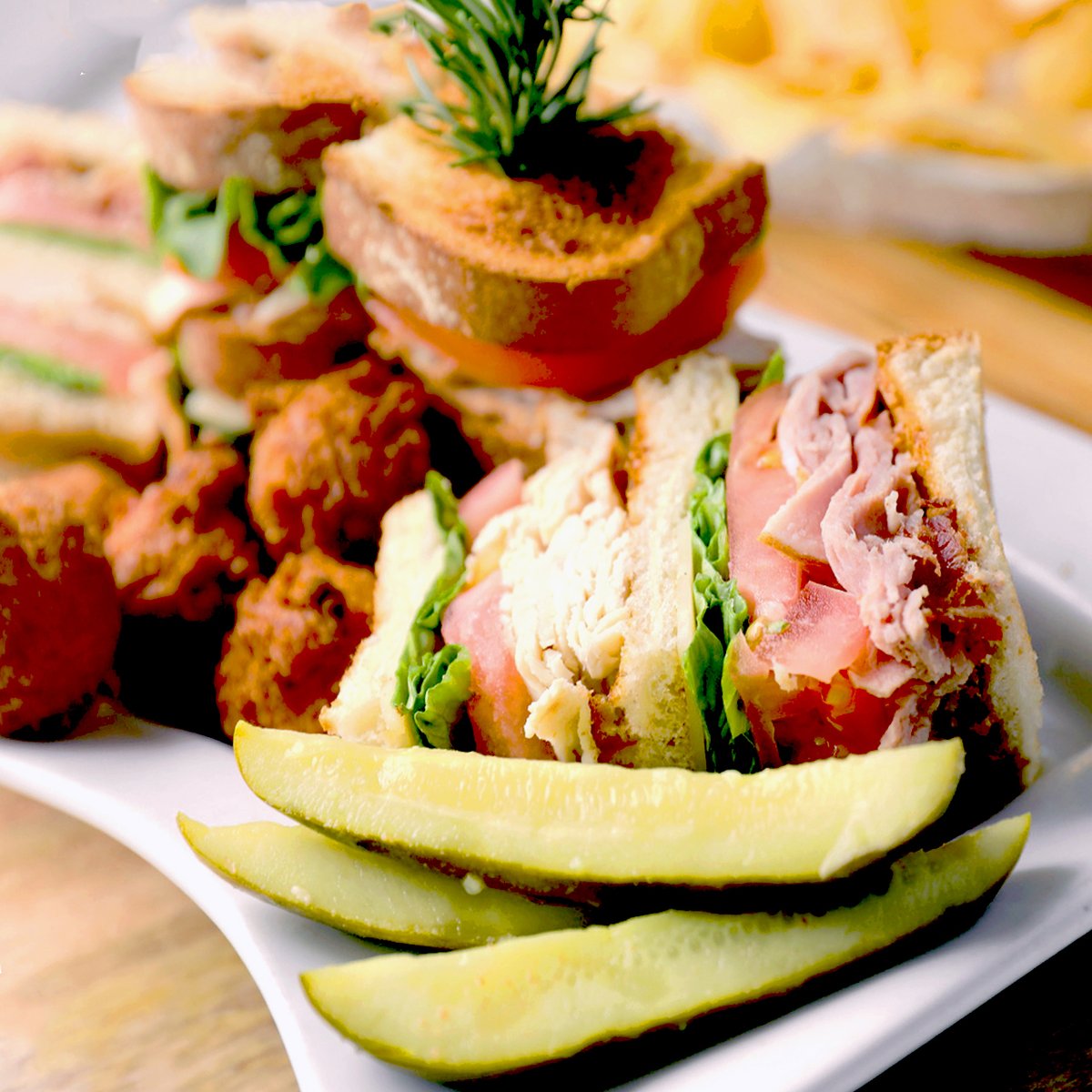 hymansseafood's tweet image. Aaron’s Deli 🙌 — Did you know we have an in-house delicatessen? Ask for the deli menu for a fresh selection of timeless classics like the Club Sandwich (pictured), served with all the things (hushpuppies, pickle spears, chips, you know!)
#hymansseafood #delimenu #clubsandwich