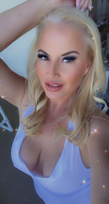 Go to https://t.co/OuxYP0dcJQ to get 50% off NOW!  Tons of hot new pics and free videos JUST POSTED and