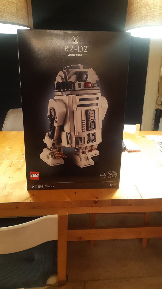 PullBram's tweet photo. Mijn vader en ik waren vandaag in Gorinchem om naar mijn oude school te kijken, en ik wilde nog naar de #Brickstore in Gorichem💖
Dus wij daar heen, en ik kon het niet laten iets te kopen.
Ik vond R2-D2 zo leuk #StarWars 😊! En het meisje achter de kassa was heel aardig tegen mij https://t.co/6qBlIcZlJg