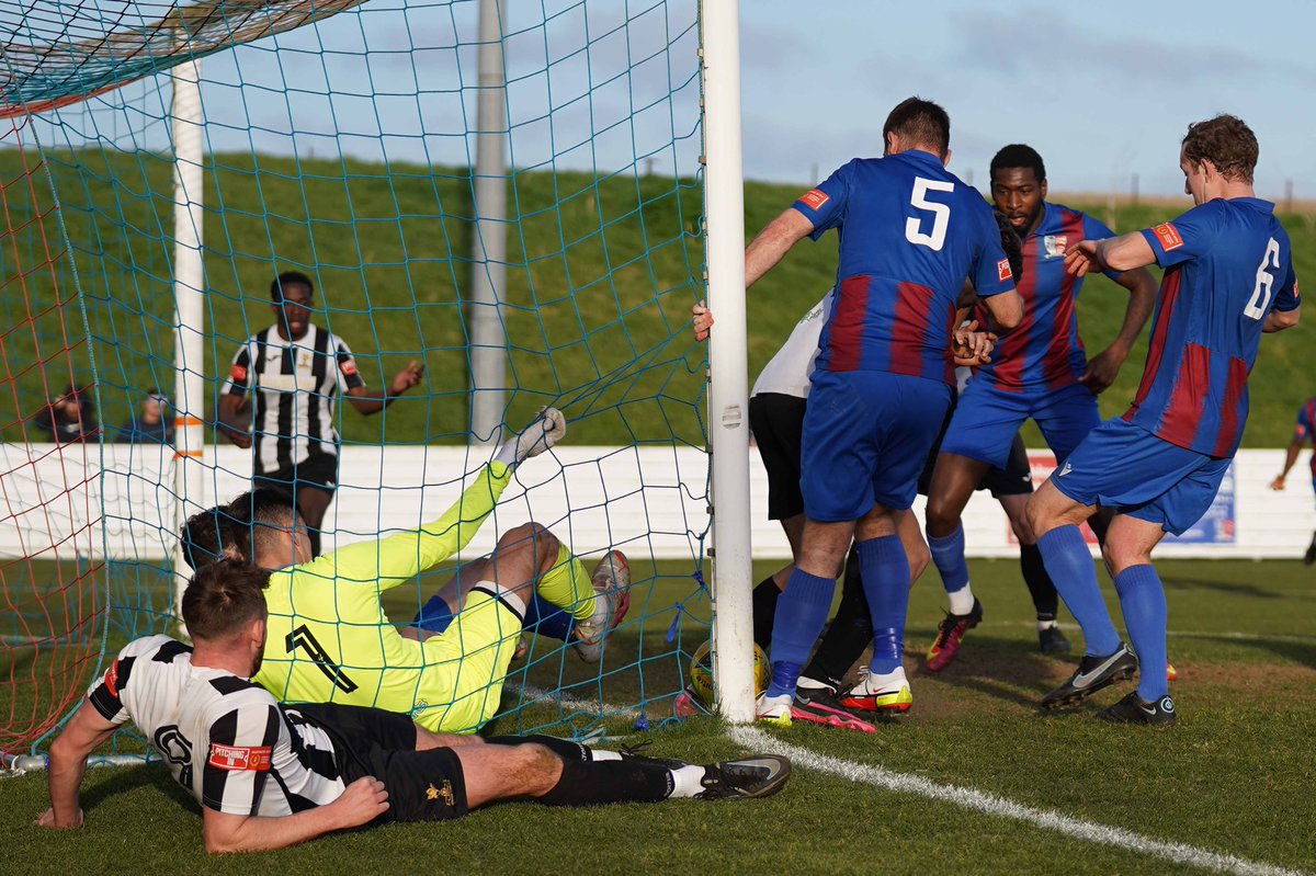 MaldonTiptreeFC's tweet photo. It went in, in the end… 😉
A first Jammers goal for @JoeyTurpin
📸 | @RoyWarner5
#Jammers 🍓 #MALDER https://t.co/LuewIZhFlh