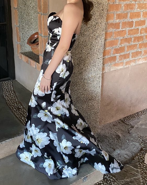 ericabetha03's tweet photo. Hola chicas! Estoy vendiendo este vestido que utilice una sola vez para una boda😊 Es talla 4 y fue comprado afuera. Precio: $70! Cualquiera consulta, a la orden! https://t.co/nRtIaQlWk0