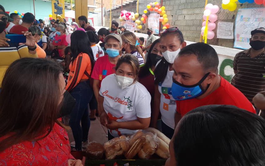 AdolfoP_Oficial's tweet photo. #12Mar || Así celebramos el 6to Aniversario de los Clap en el estado Lara. 
Presente la Viceministra de la Juventud Yessica Bello. Toda la atención en alimentación a nuestro pueblo. #ClapEnVictoria https://t.co/ZyBsNrTulD