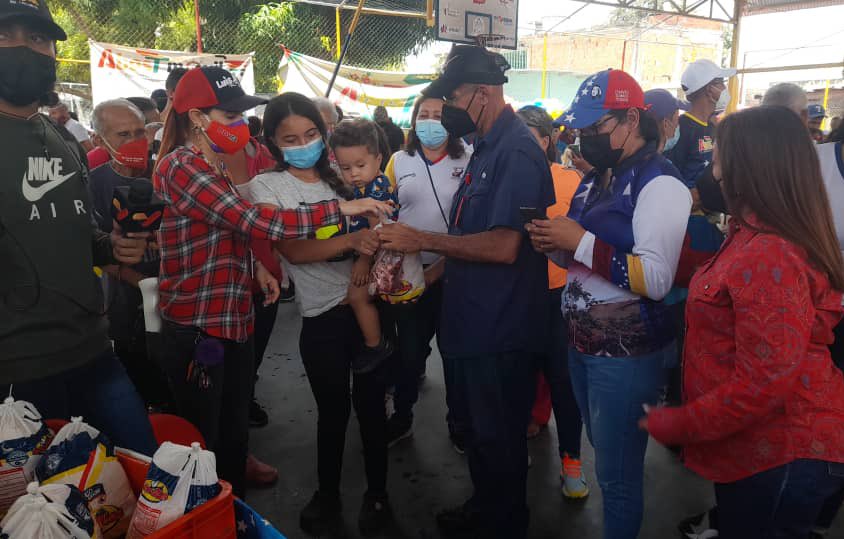 AdolfoP_Oficial's tweet photo. #12Mar || Así celebramos el 6to Aniversario de los Clap en el estado Lara. 
Presente la Viceministra de la Juventud Yessica Bello. Toda la atención en alimentación a nuestro pueblo. #ClapEnVictoria https://t.co/ZyBsNrTulD