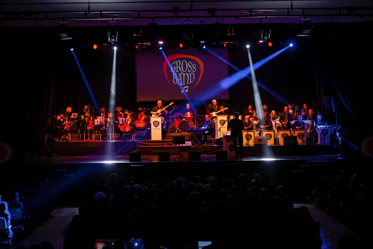 comuee's tweet photo. 👏🏼👏🏼 Super concert de la Grossband, aquesta nit al Prat del Roure, a #EscaldesEngordany, la parròquia de la música i la cultura!

👍🏼👍🏼 Gràcies a Jordi Barceló i tot els músics i cantants que han actuat aquesta nit per una bona causa: Música per la Vida.

#MúsicaPerLaVida #StopWar https://t.co/BLyioB7fD7