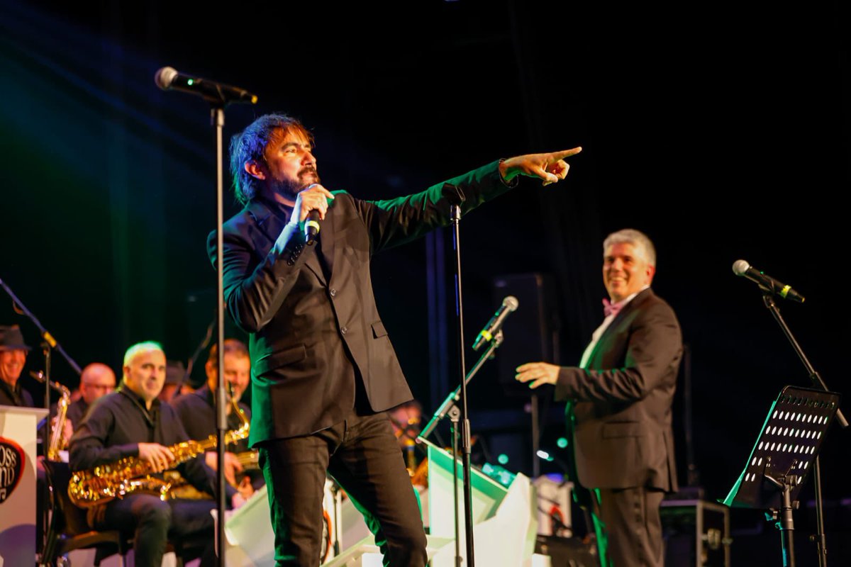 comuee's tweet photo. 👏🏼👏🏼 Super concert de la Grossband, aquesta nit al Prat del Roure, a #EscaldesEngordany, la parròquia de la música i la cultura!

👍🏼👍🏼 Gràcies a Jordi Barceló i tot els músics i cantants que han actuat aquesta nit per una bona causa: Música per la Vida.

#MúsicaPerLaVida #StopWar https://t.co/BLyioB7fD7