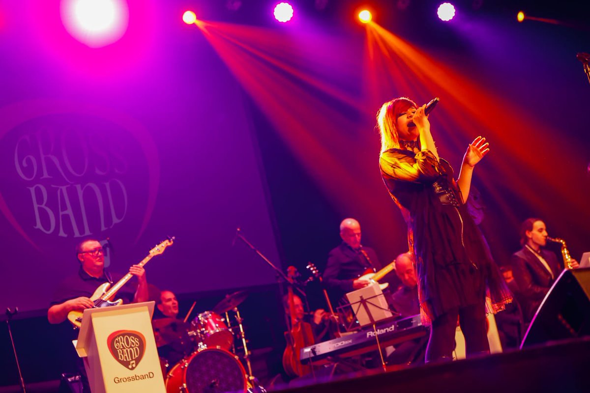 comuee's tweet photo. 👏🏼👏🏼 Super concert de la Grossband, aquesta nit al Prat del Roure, a #EscaldesEngordany, la parròquia de la música i la cultura!

👍🏼👍🏼 Gràcies a Jordi Barceló i tot els músics i cantants que han actuat aquesta nit per una bona causa: Música per la Vida.

#MúsicaPerLaVida #StopWar https://t.co/BLyioB7fD7