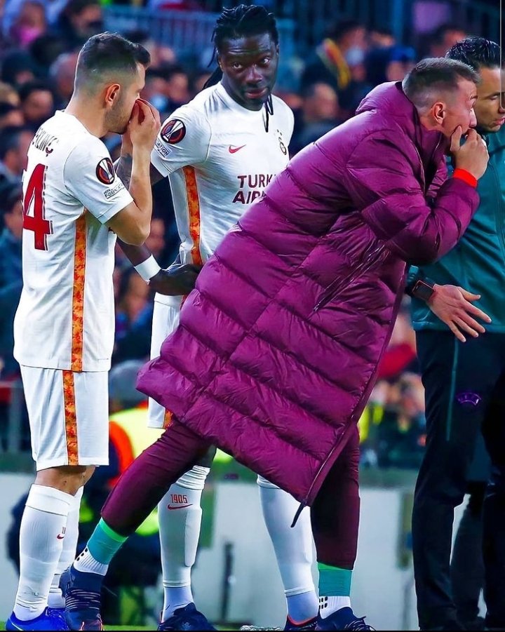 Mustafa77088265's tweet photo. Gemisini terk etmeyen kaptan @1_Muslera_25 🔥🔥🔥🔥🔥🔥  #GalatasaraySK https://t.co/SNg282gqQE